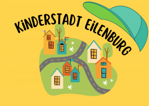 Gezeichnete kleine Stadt, darüber der Schriftzug “Kinderstadt Eilenburg”, darüber eine Baseballkappe (Key Visual bzw. Logo der Kinderstadt Eilenburg)