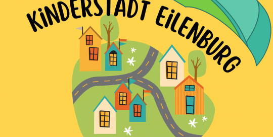 Gezeichnete kleine Stadt, darüber der Schriftzug “Kinderstadt Eilenburg”, darüber eine Baseballkappe (Key Visual bzw. Logo der Kinderstadt Eilenburg)